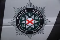 Эмблема полиции Северной Ирландии на форсированном полицейском автомобиле.